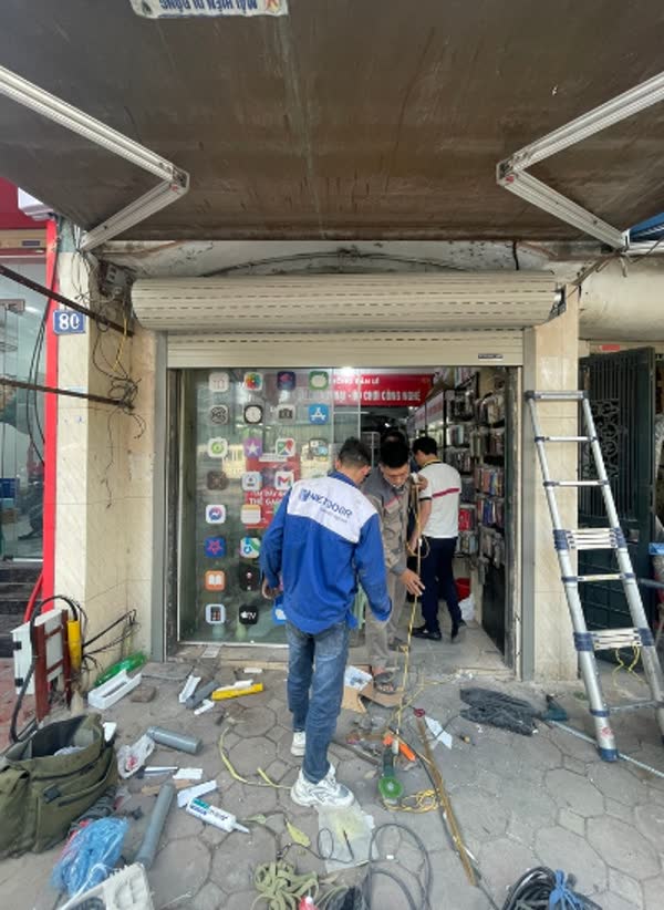 Kỹ thuật Saovietdoor kiểm tra cửa cuốn cửa hàng tại Hà Nội